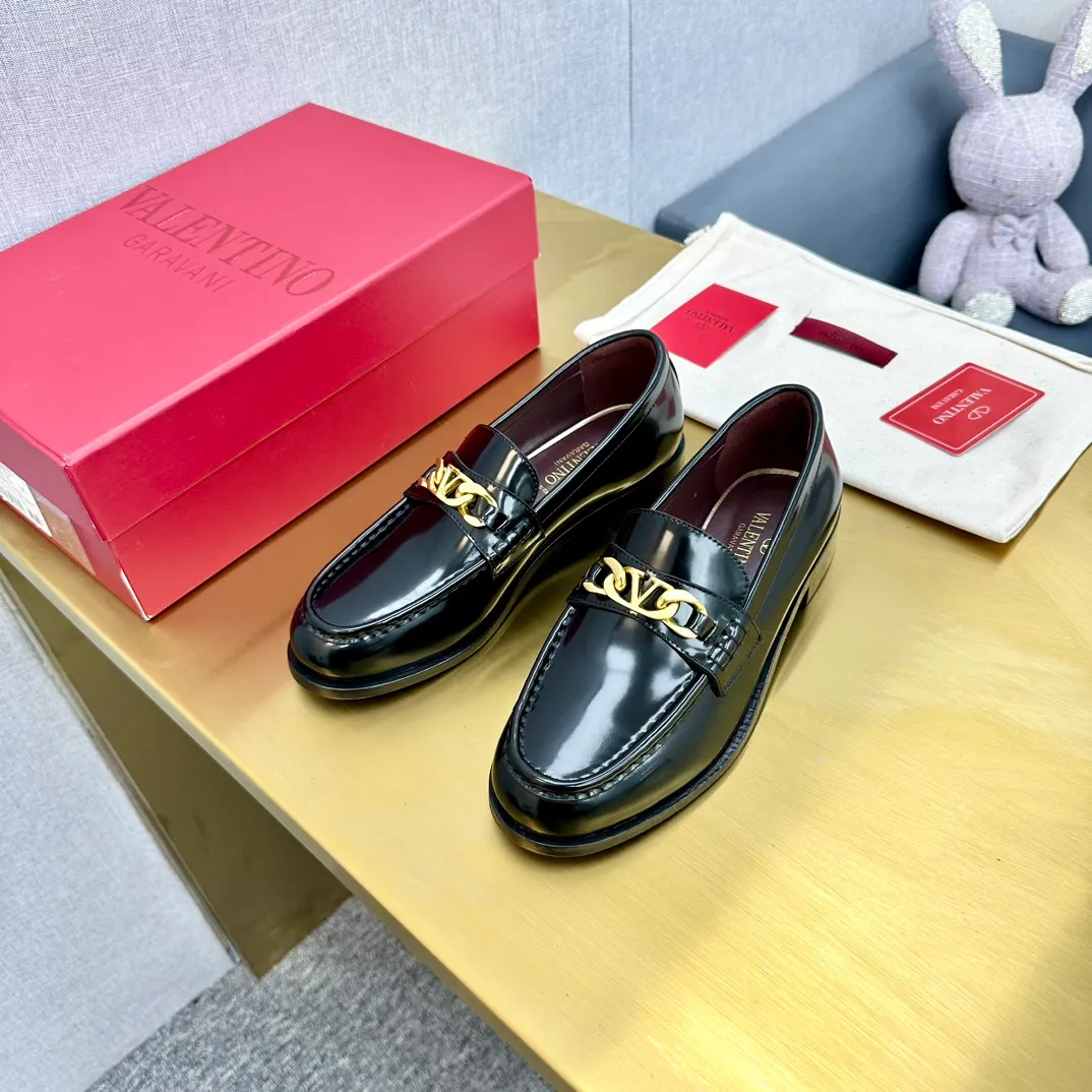 👟👟Ex-factory price 640👟👟 (genuine leather sole) 2024 [VALENTINO] Valentino's early spring fashionable slip-on loafers are hot new🆕 Versatile style with temperament💃🏻 Slay the whole audience immediately when you put it on [Love] The ultra-simple design is more timeless and attractive! Fashionable and neat feeling, it is a magic tool for increasing your height and slimming down ✨ The shoe collar is specially added with anti-wear latex! You won't feel tired after walking all day long🦶🏻 The upper is made of open-edge beaded cowhide fabric and matched with calfskin lining, which is full of texture. The bottom thickness is 4.0cm. Color: black, brown, coffee. Size: 35-40. Available from factory.